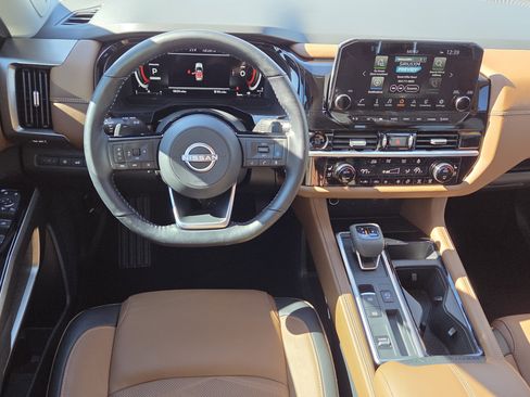 Used 2025 Nissan Pathfinder Platinum w/ Cargo Package image 7