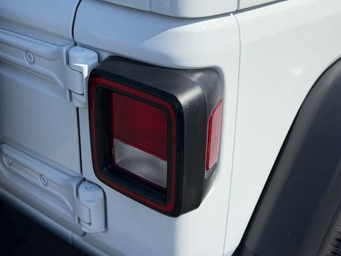Used 2022 Jeep Wrangler Unlimited Rubicon w/ Cold Weather Group AWD/4WD image 7