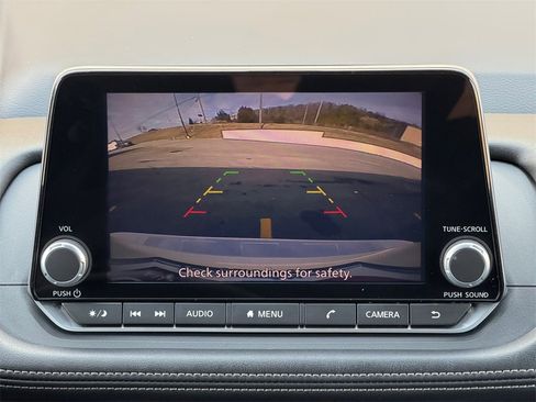 Used 2024 Nissan Rogue SV w/ SV Premium Package image 11