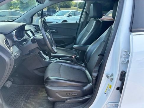 Used 2021 Chevrolet Trax LT w/ LT Convenience Package FWD image 13