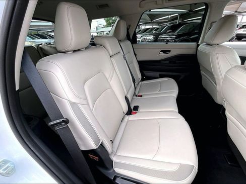 Used 2025 Nissan Pathfinder SL AWD/4WD image 36