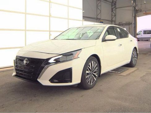 Used 2023 Nissan Altima 2.5 SV w/ SV Premium Package FWD image 2
