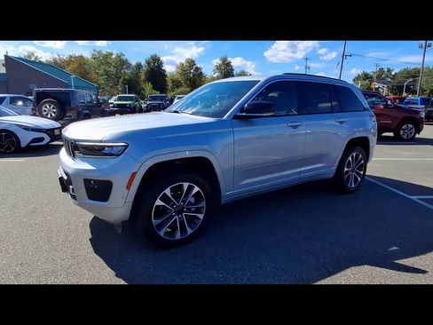 Used 2025 Jeep Grand Cherokee Overland AWD/4WD image 4