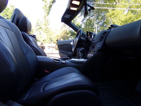 Used 2019 Nissan 370Z Roadster RWD image 25