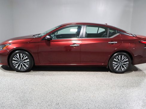 Used 2024 Nissan Altima 2.5 SV FWD image 10