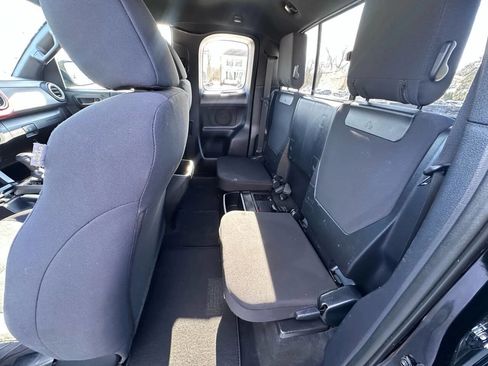 Used 2016 Toyota Tacoma TRD Sport image 11