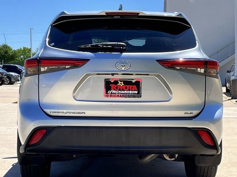 Used 2022 Toyota Highlander XLE FWD image 5
