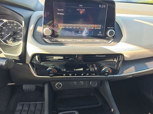 Used 2022 Nissan Rogue SV FWD image 13