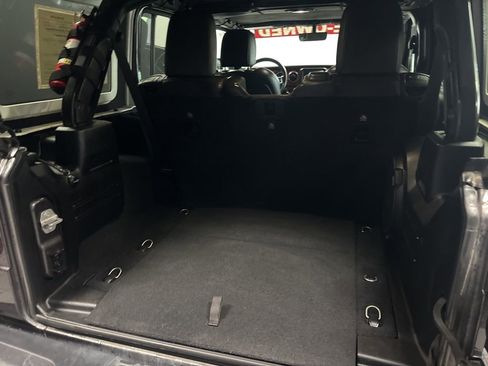 Used 2018 Jeep Wrangler Unlimited Rubicon AWD/4WD image 5