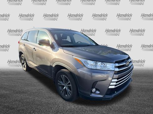 Used 2018 Toyota Highlander Plus AWD/4WD image 2
