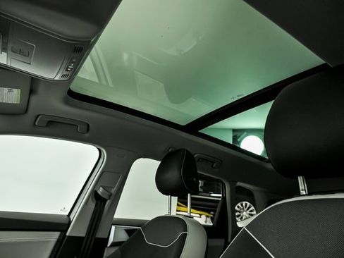 Certified 2025 Volkswagen Taos SE w/ Panoramic Sunroof Package image 12