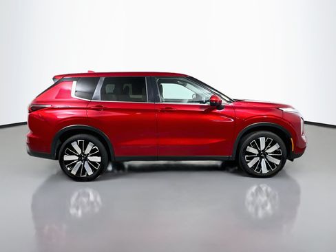 Used 2025 Mitsubishi Outlander SE FWD image 3