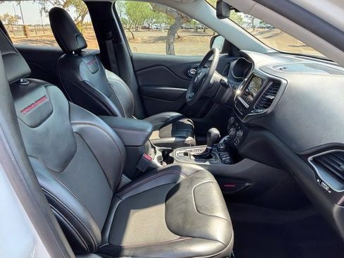 Used 2022 Jeep Cherokee Trailhawk w/ Comfort/Convenience Group AWD/4WD image 32