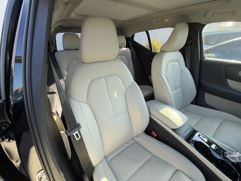 Certified 2023 Volvo XC40 B5 Plus w/ Climate Package image 22