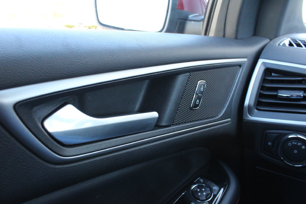 Used 2020 Ford Edge ST-Line w/ Cold Weather Package FWD image 6