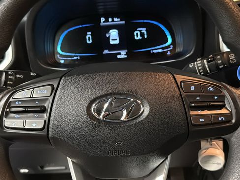 Used 2023 Hyundai Venue SE FWD image 11