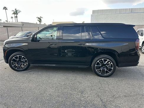 Used 2025 Chevrolet Suburban RST image 7