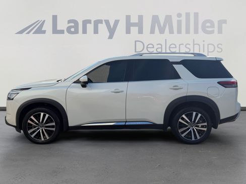 Used 2024 Nissan Pathfinder Platinum FWD image 2