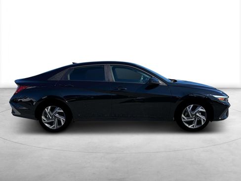 New 2025 Hyundai Elantra SEL image 9
