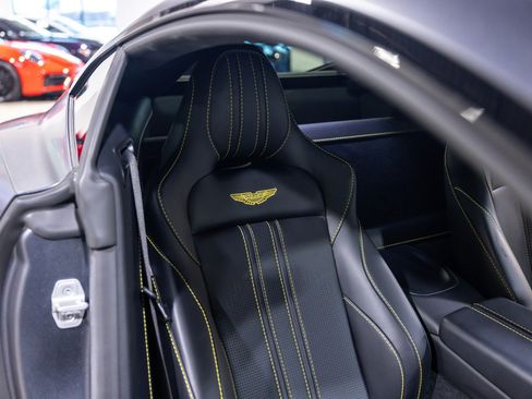 Used 2022 Aston Martin V8 Vantage Coupe RWD image 32