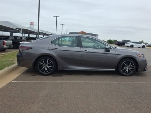Used 2024 Toyota Camry SE w/ Convenience Package FWD image 5