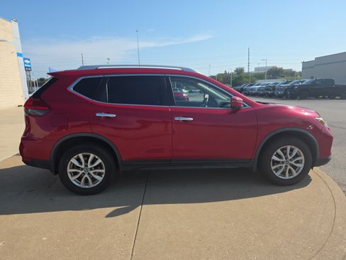 Used 2017 Nissan Rogue SV w/ SV Premium Package AWD/4WD image 3