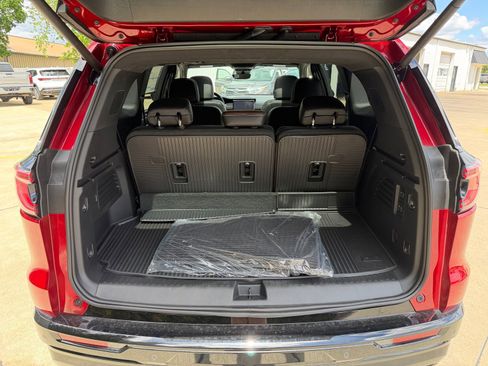 New 2026 GMC Acadia Denali Ultimate w/ LPO, Floor Liner Package AWD/4WD image 36