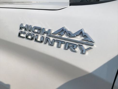 Used 2019 Chevrolet Silverado 1500 High Country w/ Technology Package AWD/4WD image 3