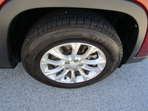 Used 2019 Jeep Cherokee Latitude w/ Cold Weather Group image 12