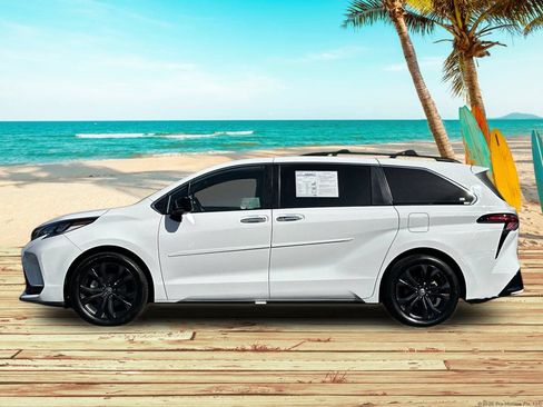 Used 2022 Toyota Sienna XSE FWD image 3