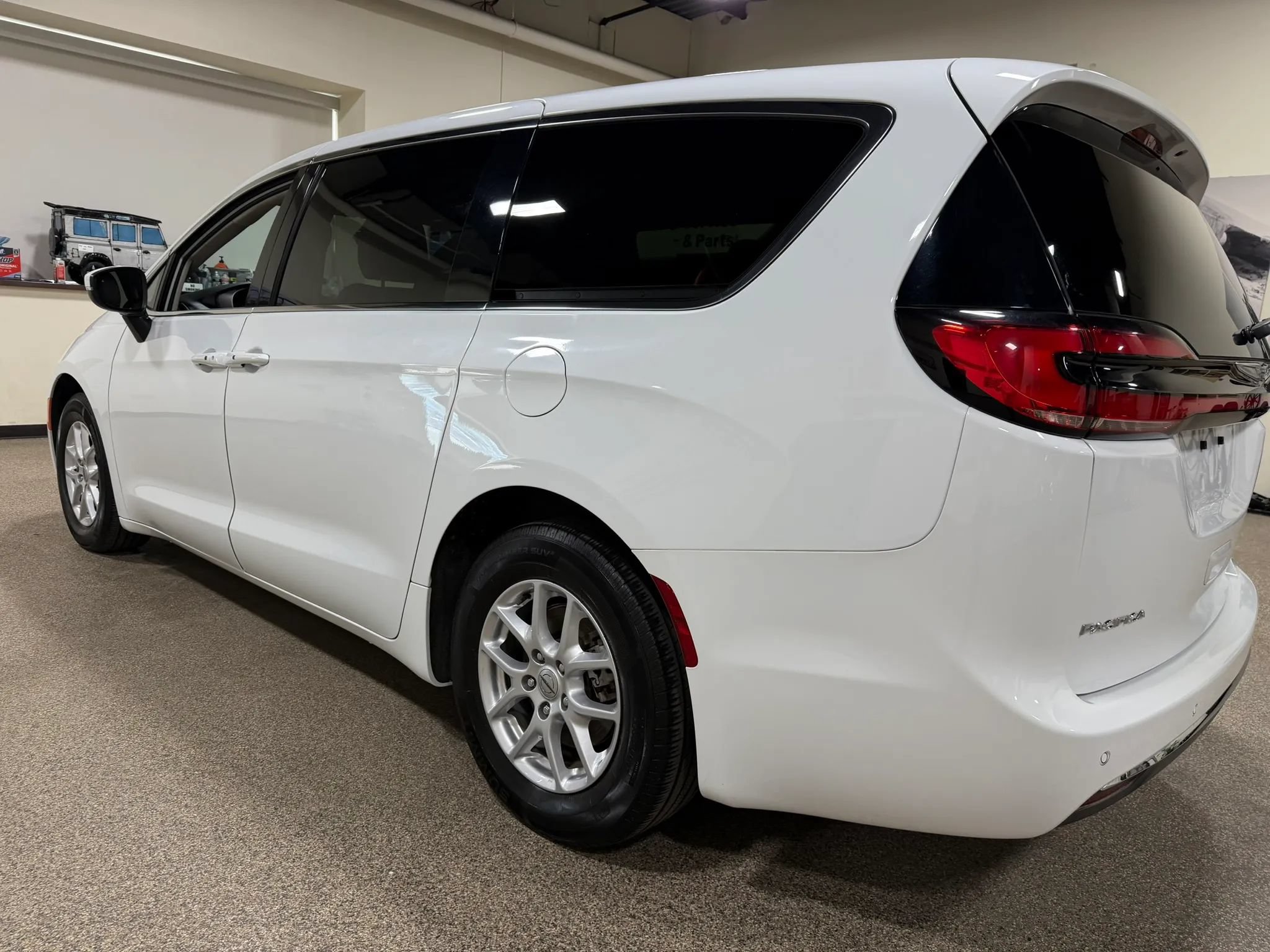 Used 2023 Chrysler Pacifica Touring-L FWD image 20