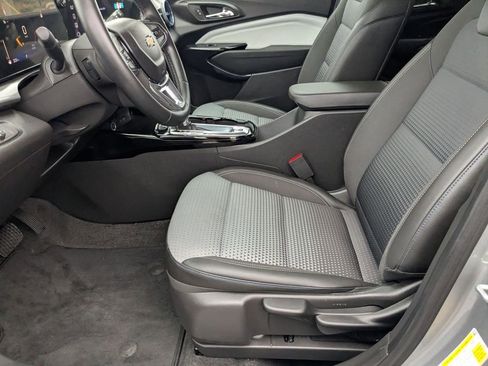 Used 2025 Chevrolet Trax LT w/ LT Convenience Package image 11