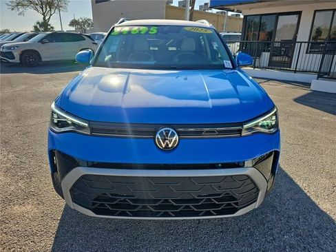 Used 2025 Volkswagen Taos SE image 2