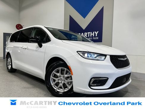 Used 2024 Chrysler Pacifica Touring-L FWD image 1