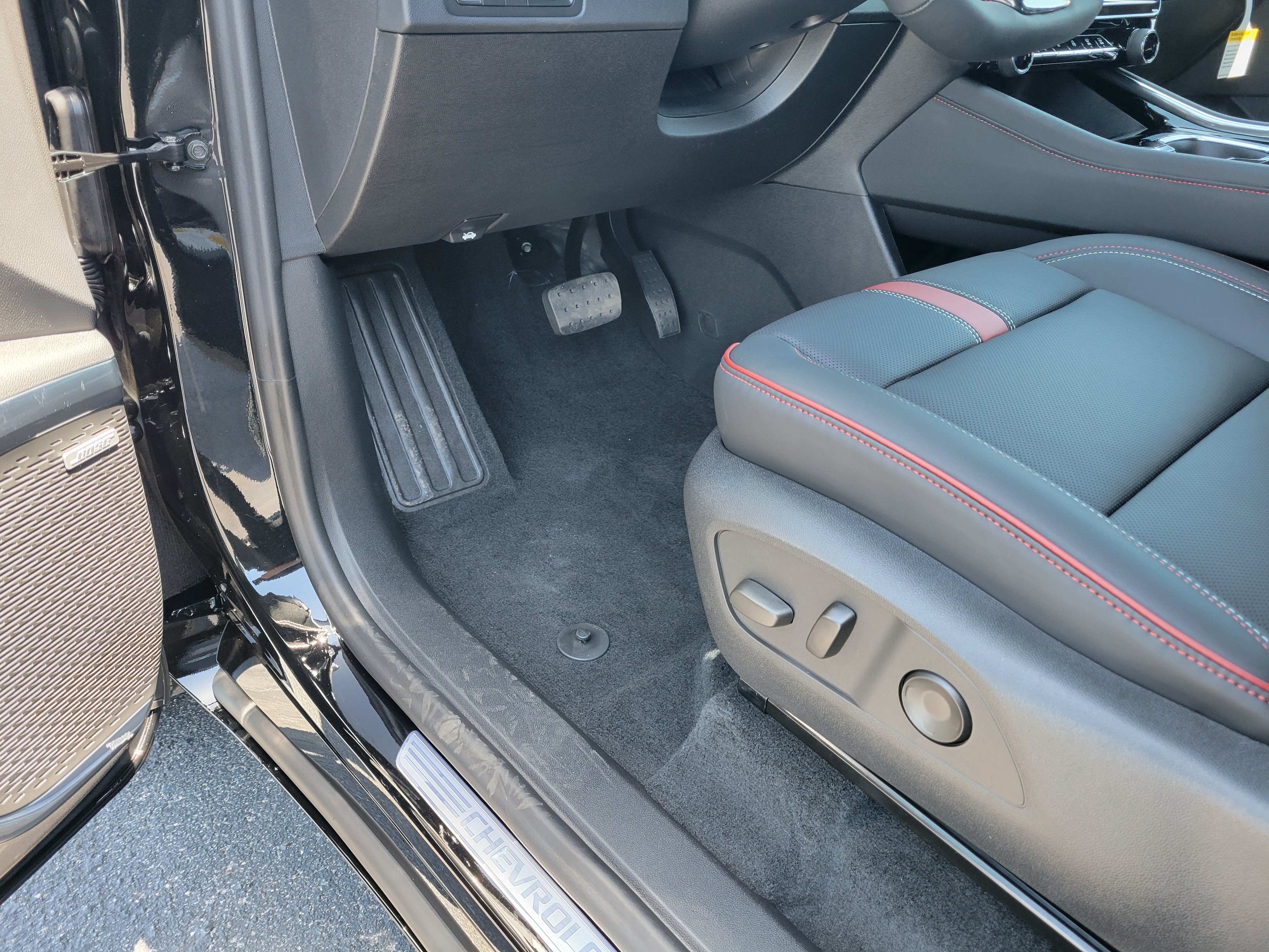 New 2027 Chevrolet Traverse RS w/ LPO, Floor Liner Package FWD image 29