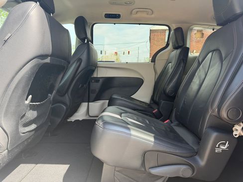 Used 2017 Chrysler Pacifica Touring-L image 58