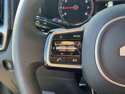 Used 2023 Kia Sorento LX image 28