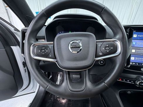 Used 2025 Volvo XC40 B5 Core image 16