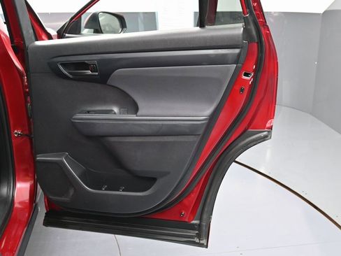 Used 2021 Toyota Highlander LE image 43