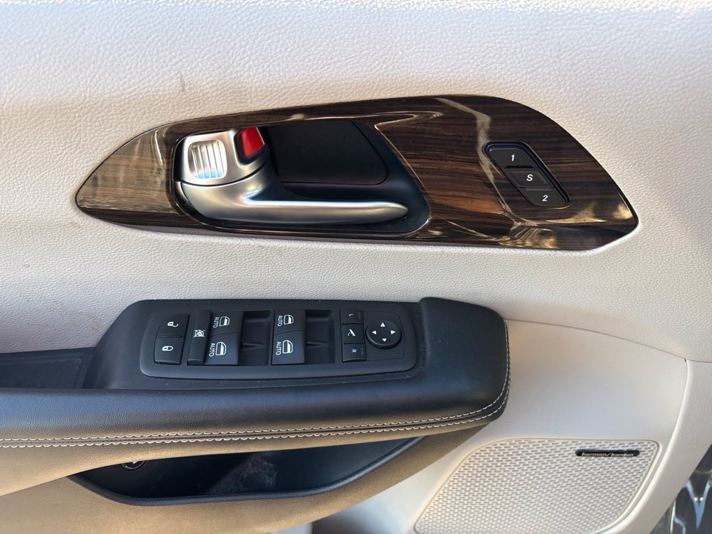 Used 2022 Chrysler Pacifica Limited FWD image 17