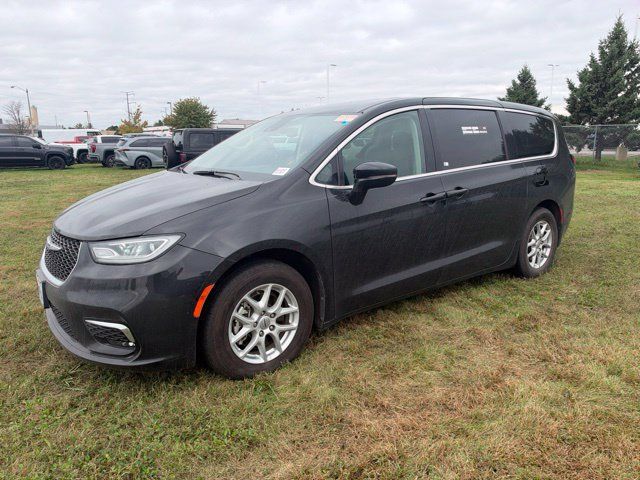 Used 2024 Chrysler Pacifica Touring-L FWD image 2