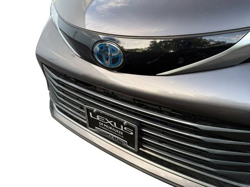 Used 2023 Toyota Sienna Limited AWD/4WD image 32