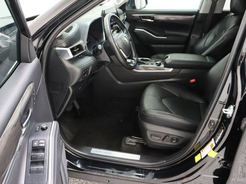 Used 2024 Toyota Highlander Limited image 13