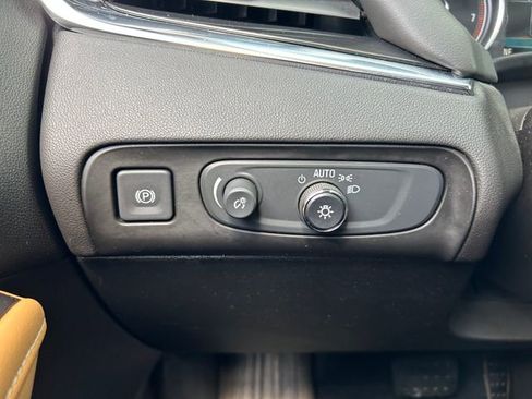Used 2018 Buick Enclave Premium w/ LPO, Luxury Package FWD image 19