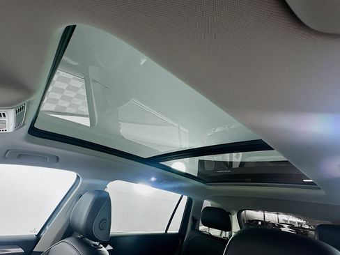 Used 2023 Volkswagen Tiguan SE w/ Panoramic Sunroof Package FWD image 25