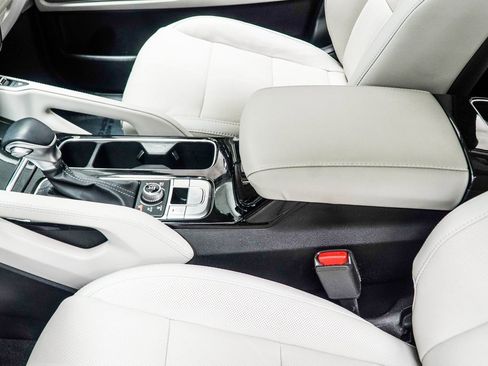 Used 2024 Kia Telluride EX w/ EX Captain's Chair Package image 16