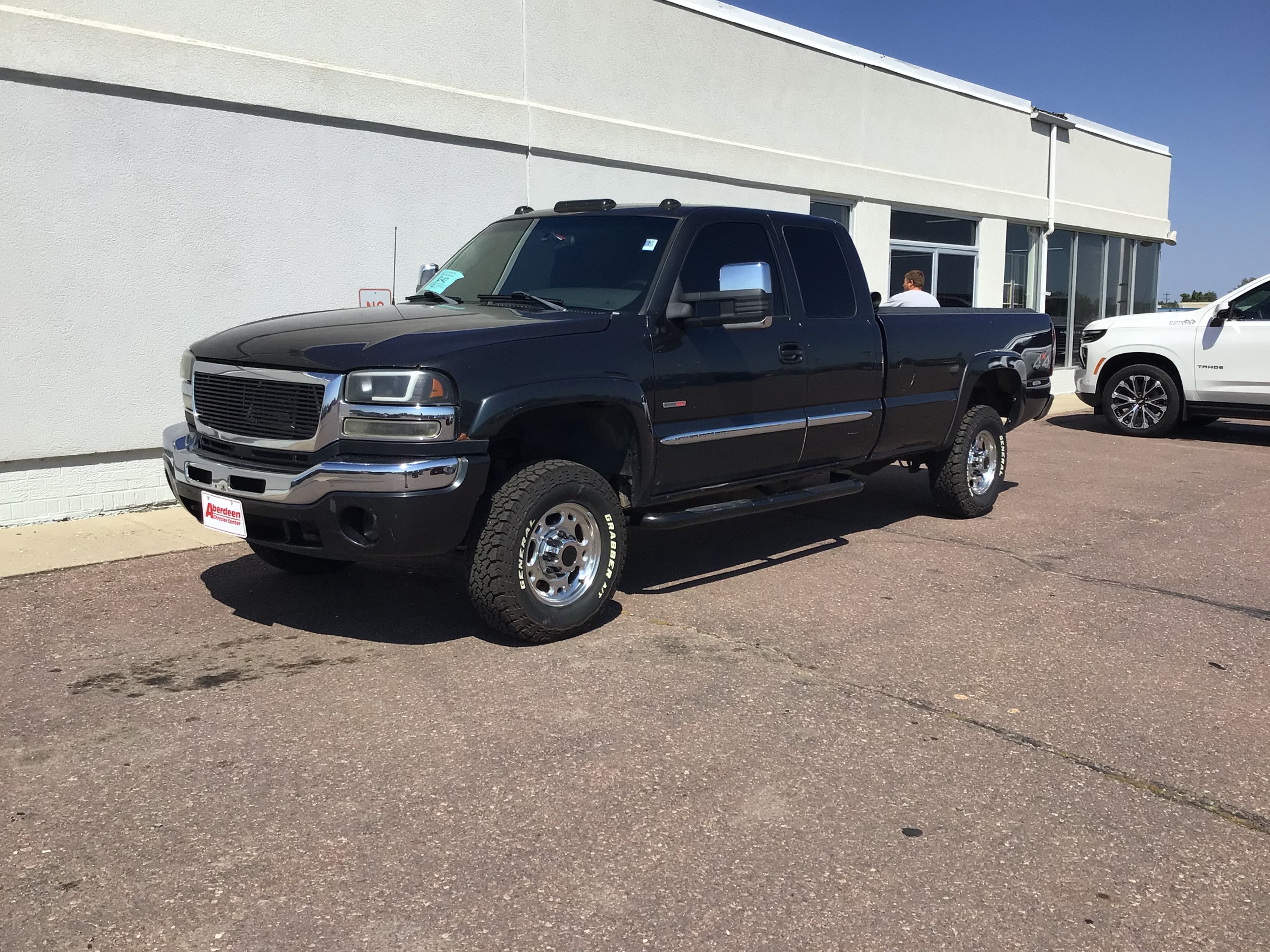 Used 2004 GMC Sierra 2500 SLE w/ Heavy-Duty Power Package AWD/4WD image 2