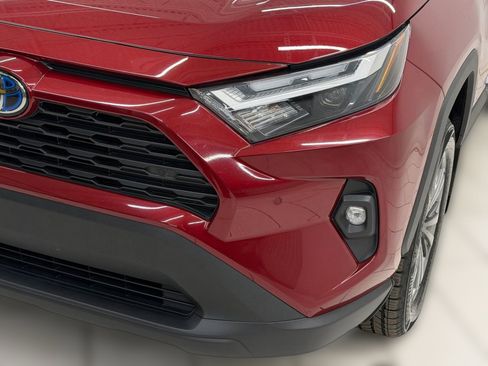 Used 2022 Toyota RAV4 XLE Premium AWD/4WD image 9