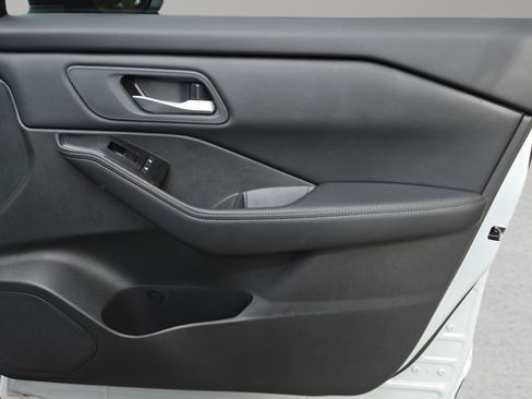 Certified 2026 Nissan Rogue SV FWD image 24