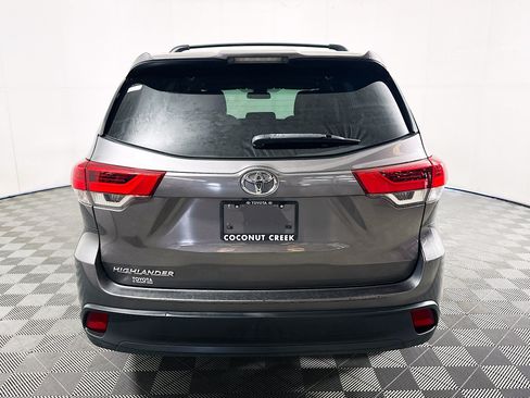 Used 2018 Toyota Highlander LE FWD image 4
